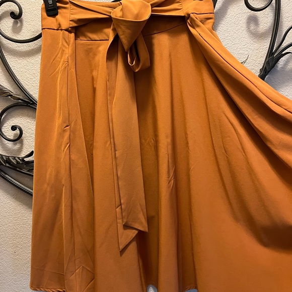 Beautiful flowing skirt with pockets! - Picture 2 of 5